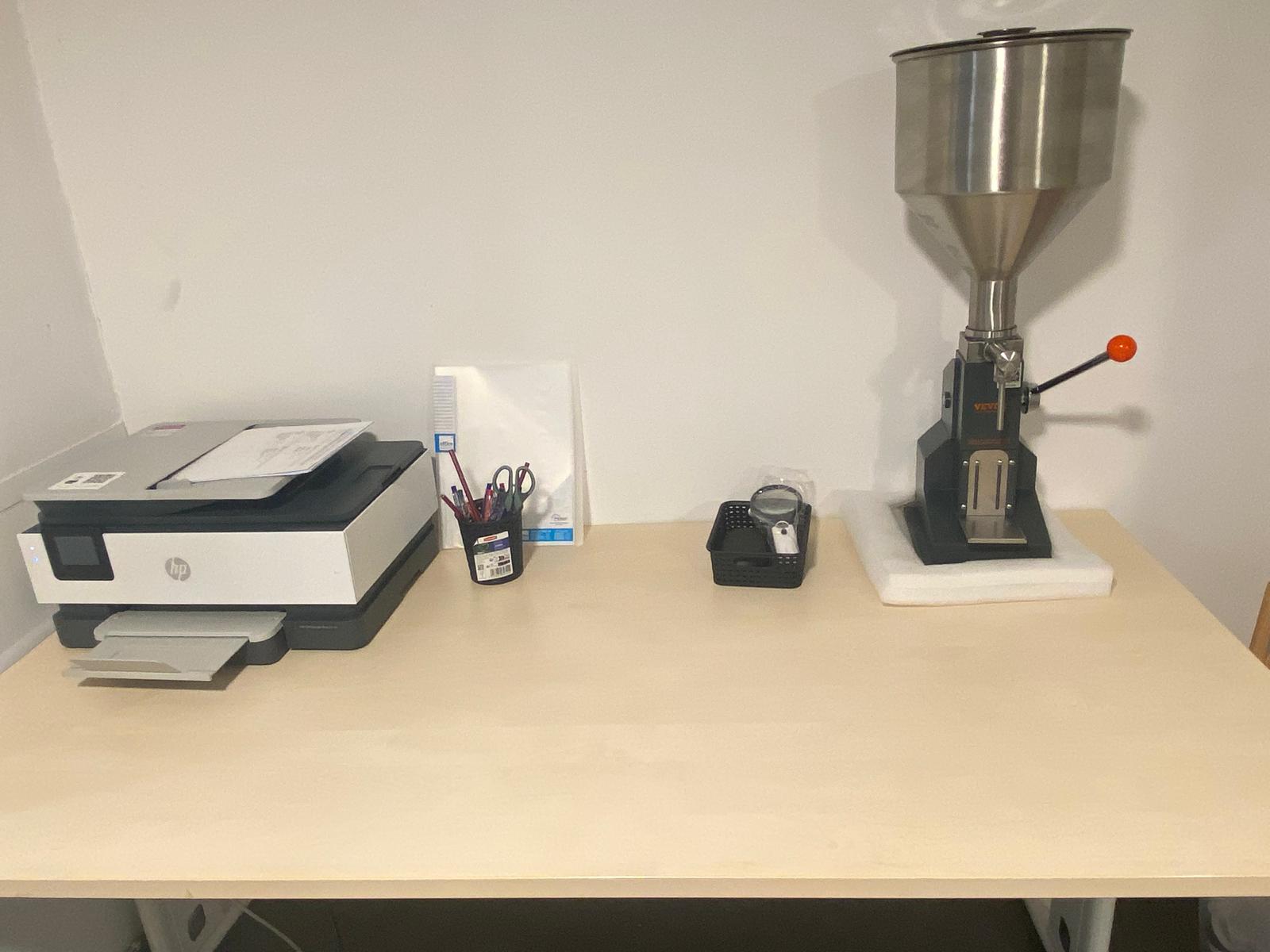 Plan de travail avec machine de remplissage et matériel d'atelier