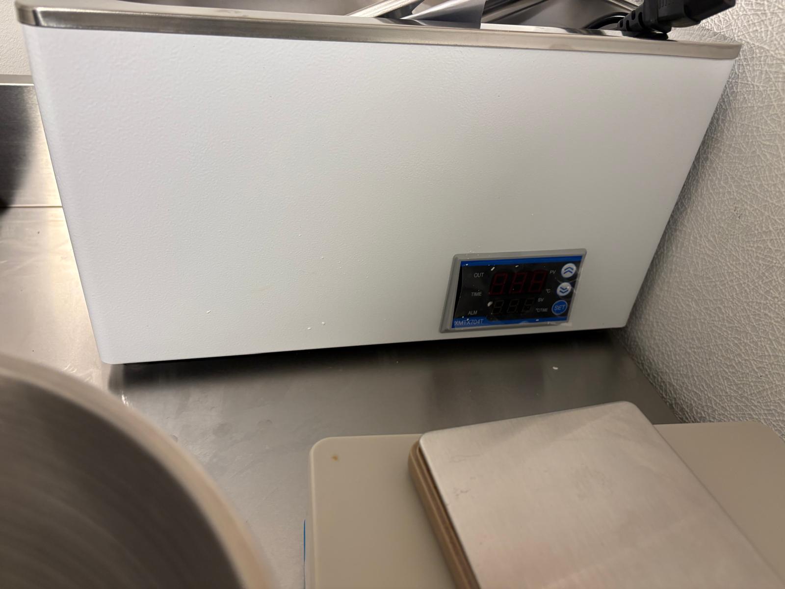 Bain-marie à commande numérique et balance de précision