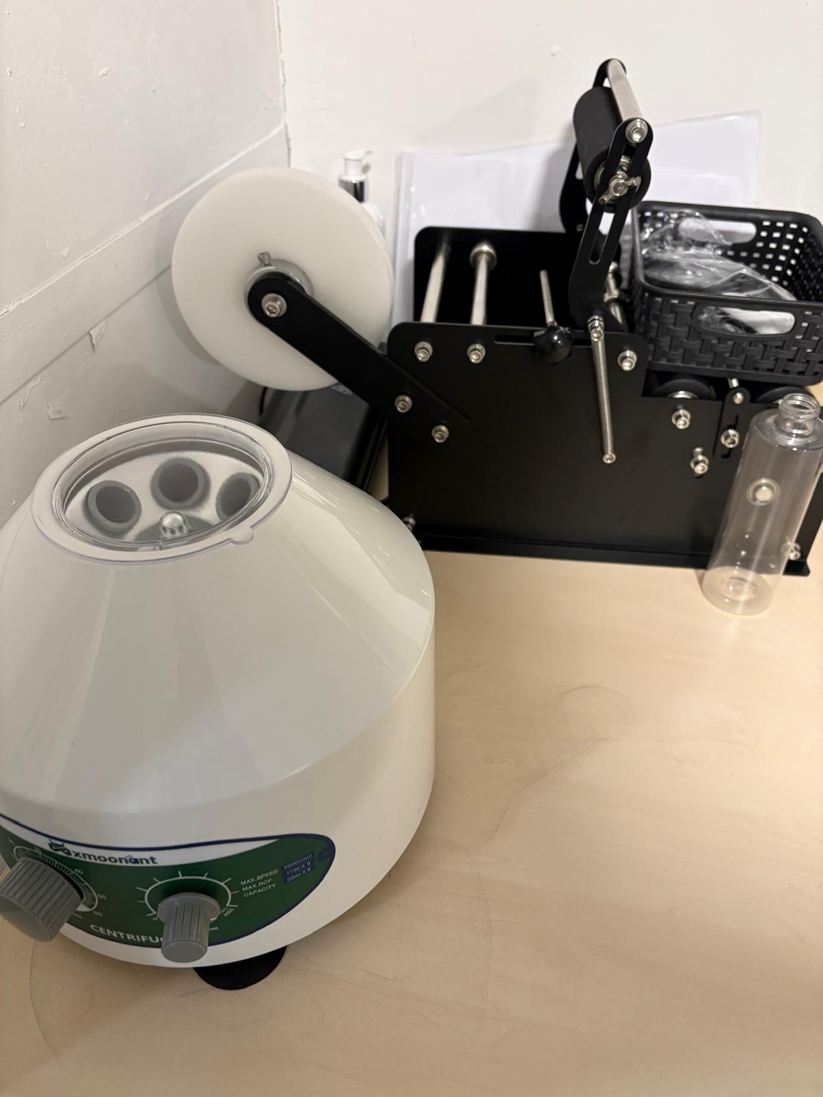 Centrifugeuse et étiqueteuse sur le plan de travail du laboratoire