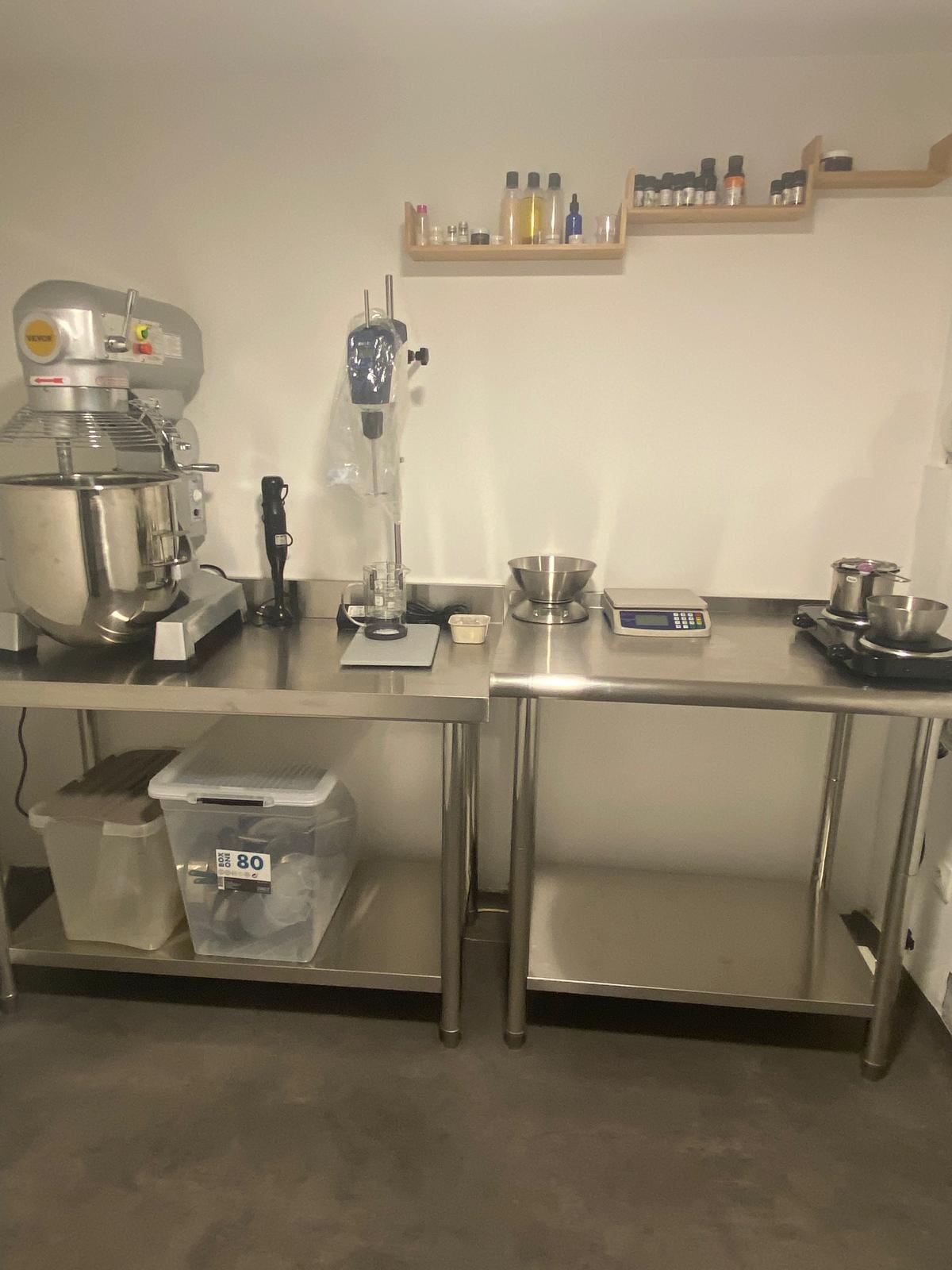Plans de travail en inox avec mélangeur, balance de précision et plaques chauffantes