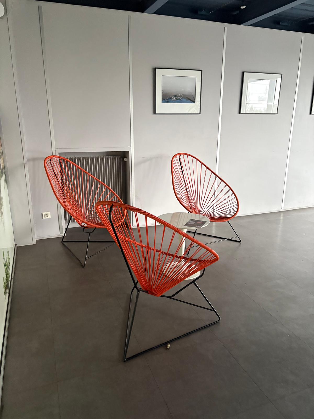 Coin détente avec fauteuils orange dans le laboratoire