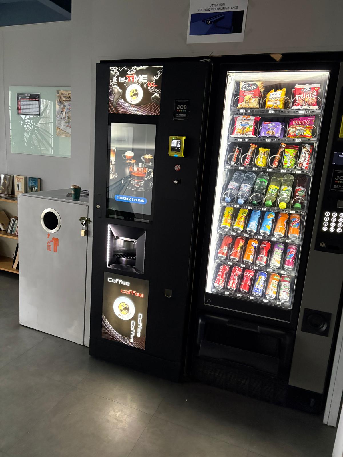 Espace pause avec distributeurs de café et snacks