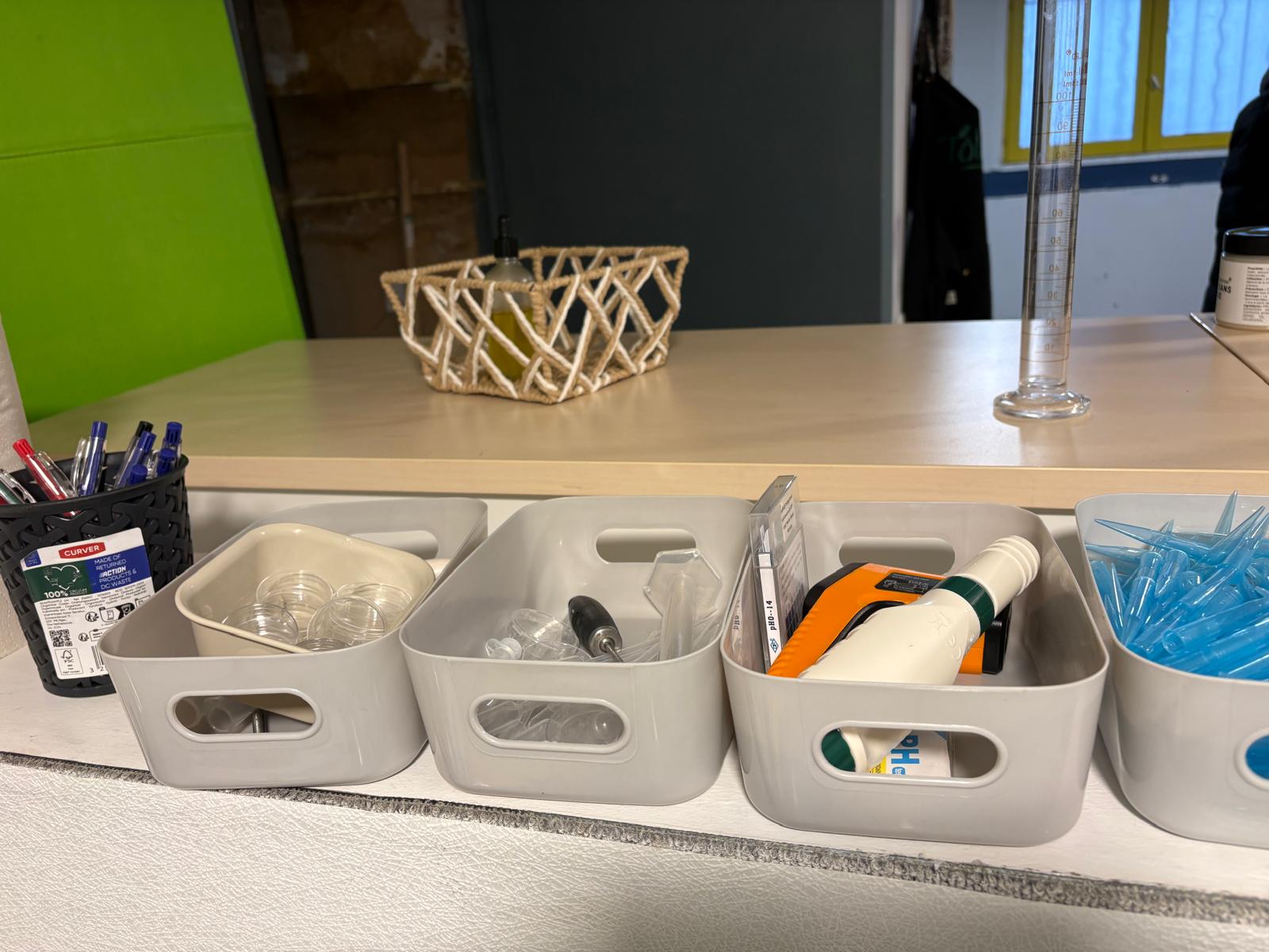 Fournitures de laboratoire : pots, pipettes, thermomètre et éprouvettes